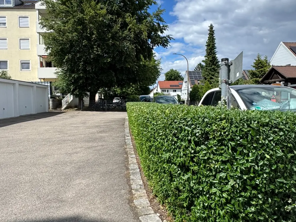 Sauber geschnittene Hecke an einer Straßenecke
