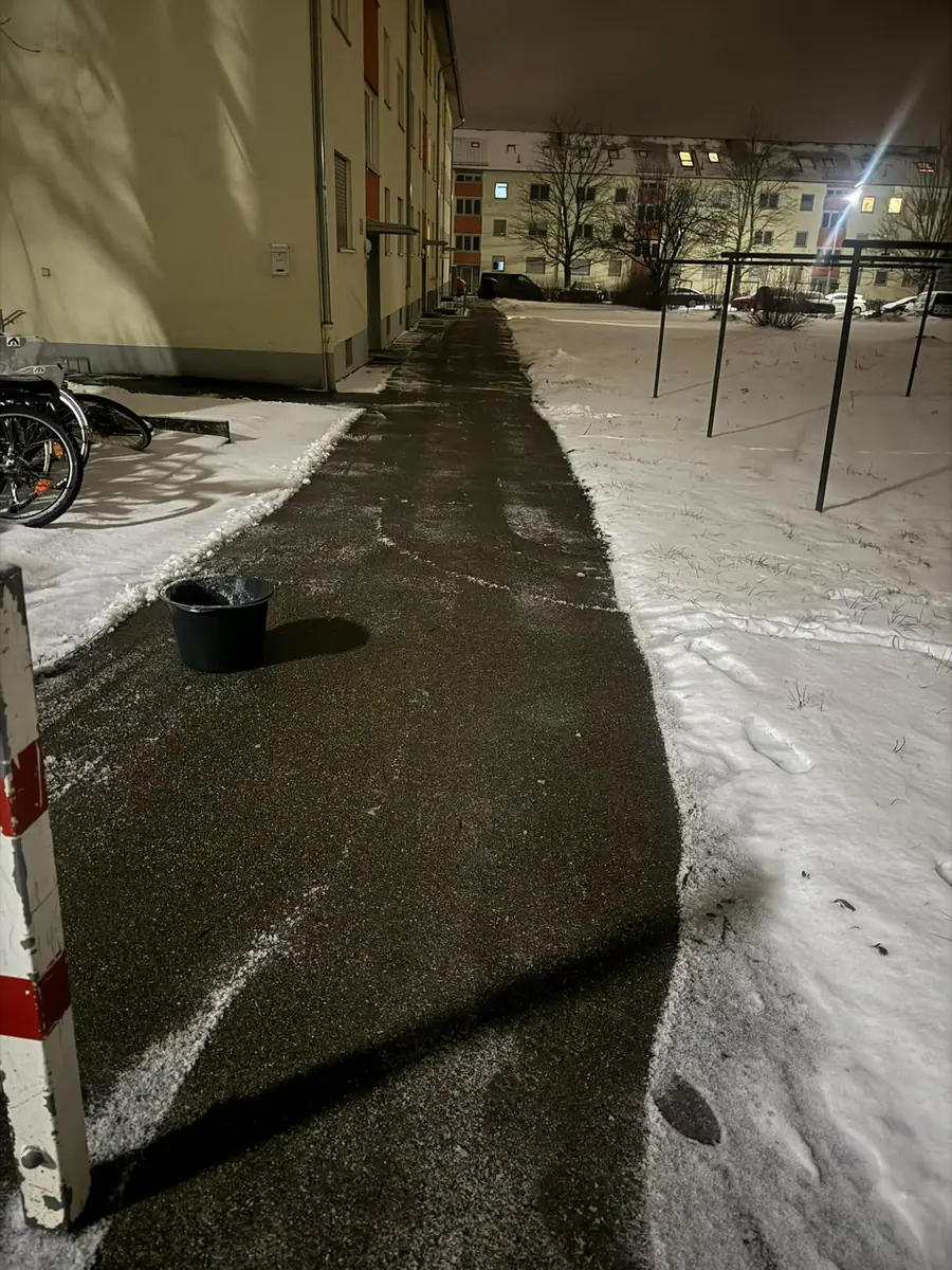 Frisch gereinigte Hoffläche an einem Wohngebäude