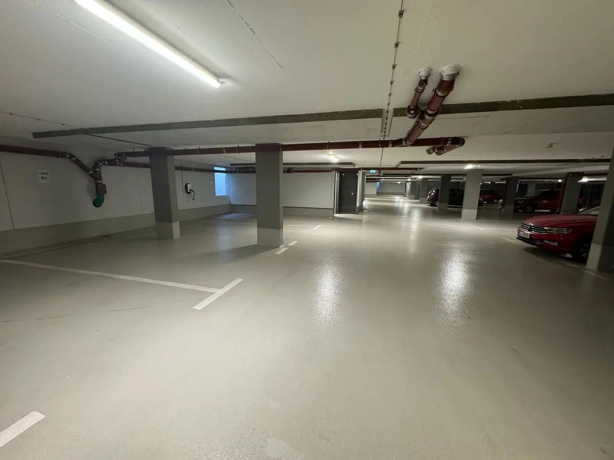 Saubere Parkhausfläche nach der Bodenreinigung