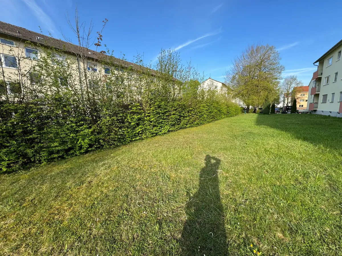 Gepflegte Rasenfläche in einem privaten Garten