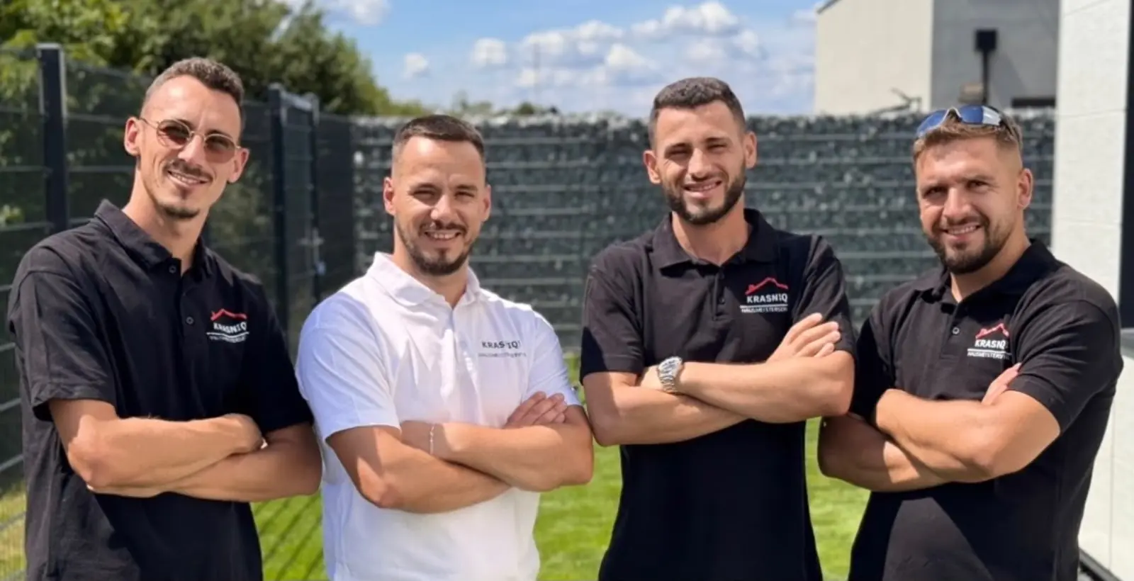 Das Team von Hausmeisterservice Krasniqi in Arbeitskleidung vor einem Grundstück